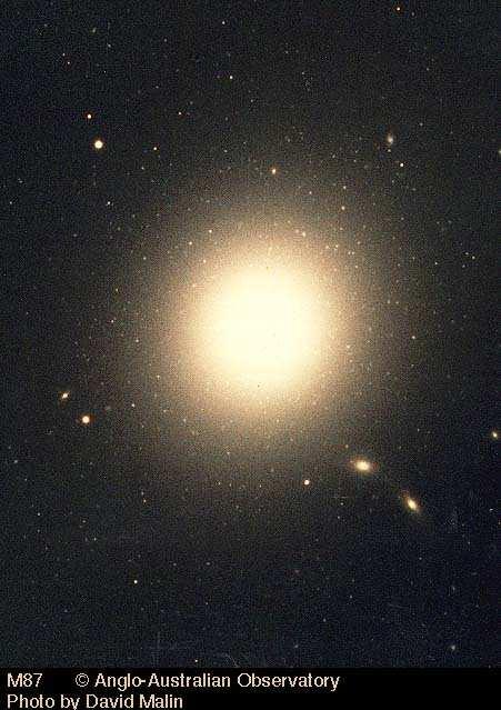 M87 é uma galáxia elíptica gigante situada no Enxame