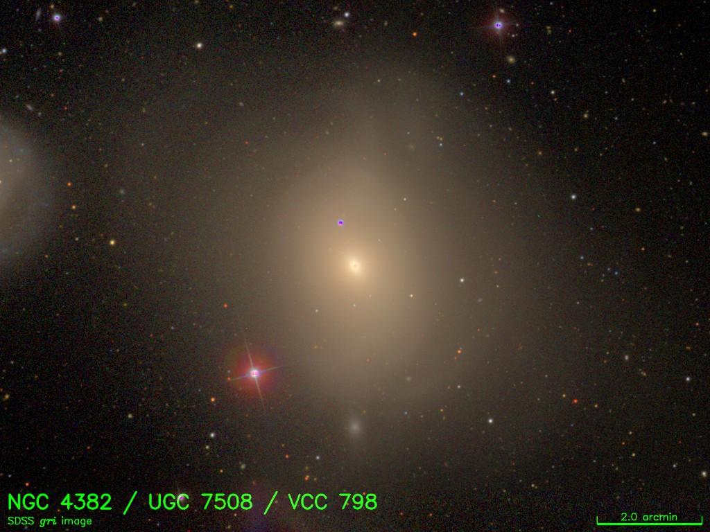 NGC 4382 é um exemplo de objeto que apresenta uma subestrutura bastante nítida