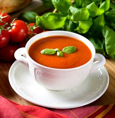 Consomê de tomate Low Carb 4 tomates inteiros 2 maças inteiras 2 colheres de sopa de gengibre fatiados 1 colher de sopa de curry Sal a gosto 100 ml de leite de coco Folhas de manjericão para decorar