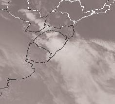 É possível notar que em baixos níveis está presente um forte escoamento de noroeste nos dias dos eventos, advectando calor e umidade da Amazônia para o Rio Grande do Sul.