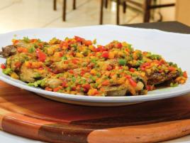 Acompanha arroz, salada e batata crostada.