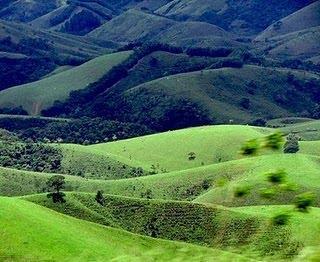 modificando sua composição mineralógica. O intemperimos químico ocorre preferencialmente nas áreas com altos índices de pluviosidade, como nas áreas tropicais ou intertropicais.