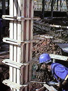 Fôrmas de pilares Montagem de fôrma de pilar Detalhe: carpinteiro executando a furos nos painéis para passar os tirantes para