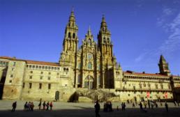 10º dia (13/07 quinta-feira) SANTIAGO DE COMPOSTELA / PORTO Pela manhã, visita a cidade incluindo a Praça do Obradoiro, Basílica de São Tiago com as quatro famosas fachadas e o Pórtico da Glória.