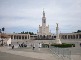 11º dia (14/07 sexta-feira)) PORTO / FÁTIMA Pela manhã, visita panorâmica da cidade incluindo a Igreja de São Francisco, Palácio da Bolsa, Sé Catedral e passeio de barco pelo Rio Douro.