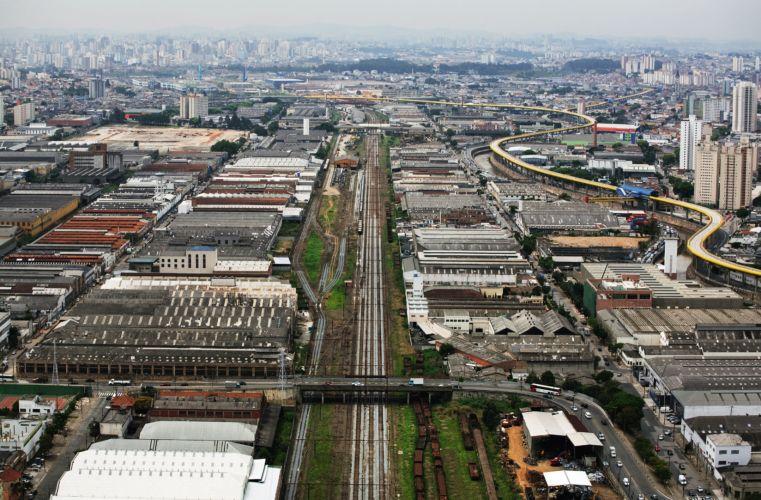 ÁREAS CONTAMINADAS EM SÃO PAULO: UMA ATUALIZAÇÃO TÜV SÜD Bureau Vivian Leme Sanches Bárbara Chiodeto de Paula Silva Arsenio Negro Jr.