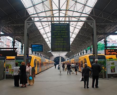 2. O TRANSPORTE FERROVIÁRIO: a) Vantagens As principais vantagens dos transportes ferroviários são: Pouco consumo de energia; É responsável por uma menor