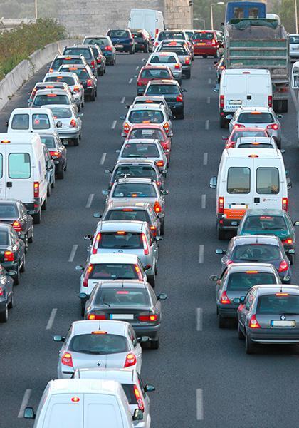 1. O TRANSPORTE RODOVIÁRIO: a) Vantagens As principais vantagens dos transportes rodoviários são: Elevada flexibilidade de itinerários; Flexibilidade de horários (sobretudo no transporte