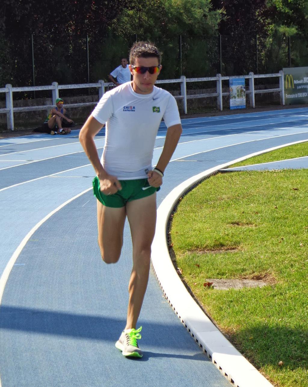 EXPOSIÇÃO DA MARCA COMPETIÇÕES Uniformes de Treinamento camiseta, bermuda. Fones de Ouvido. Camiseta especial de entrevistas.