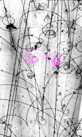 o estudo de partículas de raios cósmicos: ) existência do pósitron Nobel para Dirac em