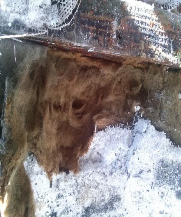 As lãs de rocha e de vidro apresentaram queima em sua superfície, iniciando a transferência de chamas para a placa da face interna.