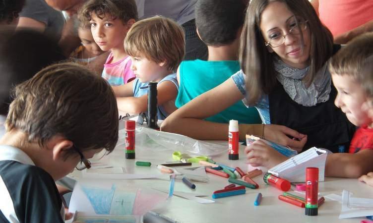 Pág 13 Oficinas Educativas para a População Para o mês de férias escolares, em janeiro e julho de 2014, o IPRODESC ofereceu uma programação especial para o público, de terça