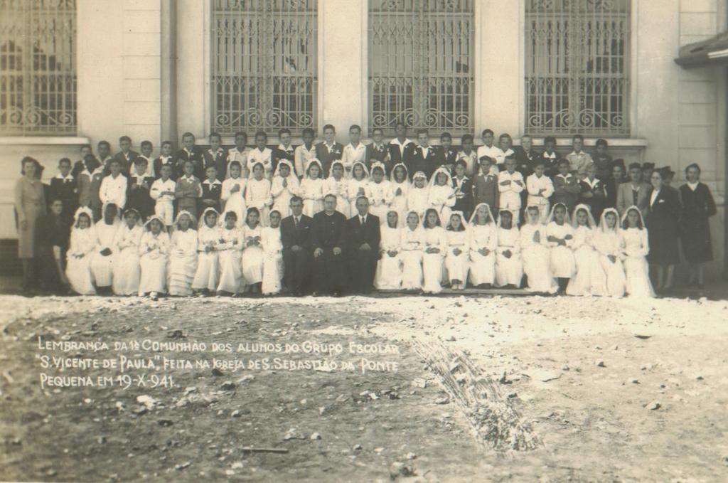 PRIMEIRA COMUNHÃO DOS ALUNOS EM 1941 PADRE JERÔNIMO VERMIN FOI NESTE GRUPO