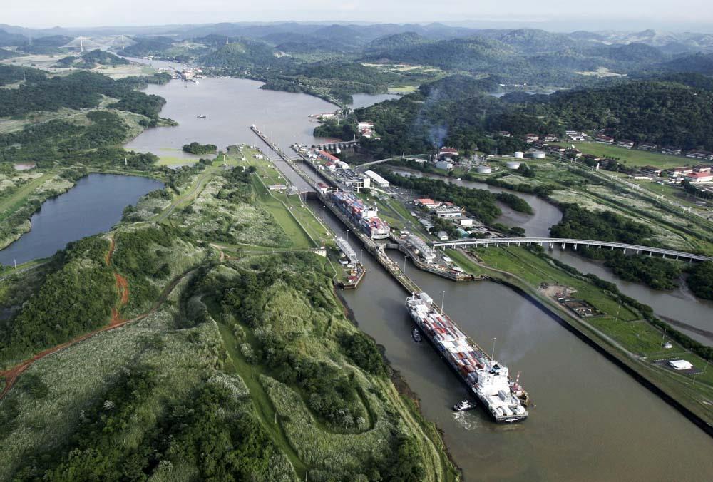 CANAL DO PANAMÁ Em 31 de dezembro de 1999, o Panamá retomou os direitos sobre o canal, como ficou estabelecido em um tratado de 1977.