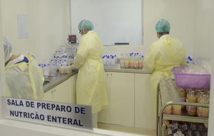 LACTÁRIO BOAS PRÁTICAS Os locais de manipulação de dietas enterais são fontes de contaminação Controle microbiológico Manipulação da NE Conservação e Transporte