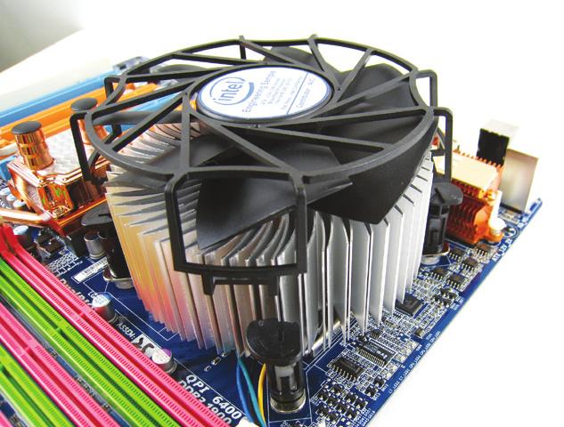 Etapa 2: Antes de instalar o cooler, repare a direção da seta no pino macho.