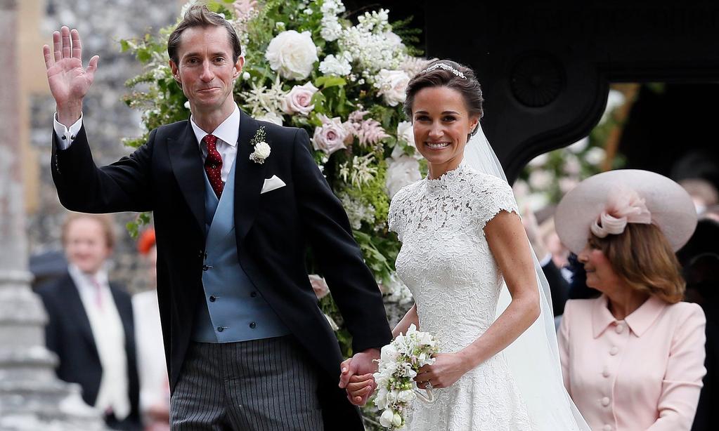 e James Simplicidade Matthews Pippa Middleton sorriu com orgulho quando deixou a igreja como uma mulher casada no braço de seu marido, James Matthews, no sábado.