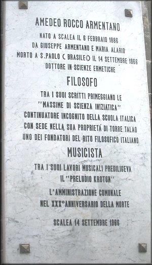 Uma breve apresentação de Amedeo Armentano Mestre de Arturo Reghini escrita na lápide colocada no ingresso da Torre Talao no Município de Scalea para recordar os 30 anos da sua morte: AMEDEO ROCCO