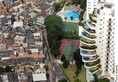 SEGREGAÇÃO ESPACIAL Separação de pessoas por classes sociais,