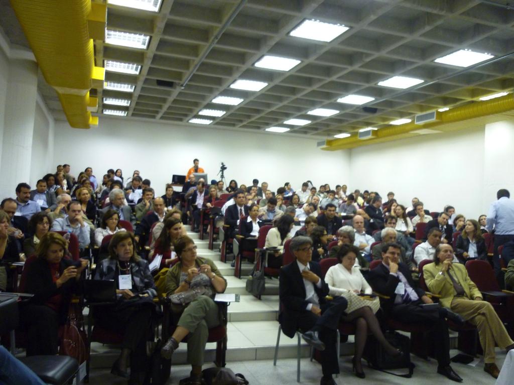 14h00 15h30 Mesa Redonda Coordenadora Adriana Veska