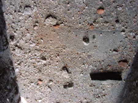 material de enchimento (saibro, pedra miúda e restos de