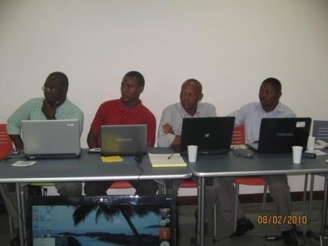 Cada aluno participou com seu próprio computador, fazendo as actividades praticas individualmente.