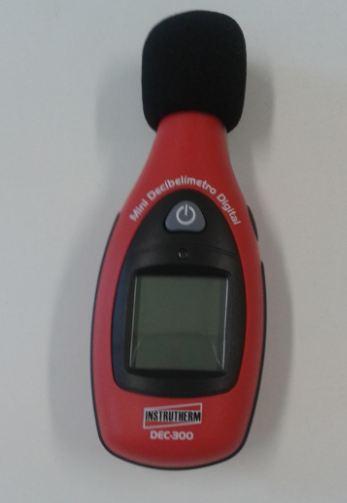 da marca MAKITA RBC412U. O acelerômetro foi instalado conforme a Norma ISO 5349 (2001).