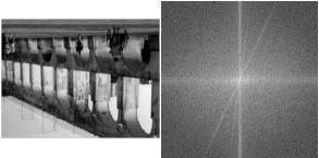 Figura 3.12 Imagem de uma construção e seu espectro de Fourier Figura 3.13 Imagem de uma textura e seu espectro de Fourier Observando essas figuras, percebe-se que a imagem da cena natural, figura 3.