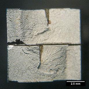 Micrografia (Ampliação: ~ 100x) A Ilustração 84 apresenta a fratura do corpo de prova 3 do aço SAE 4140 temperado em água e revenido a 100ºC.