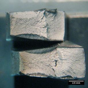 107 A Ilustração 91 apresenta a fratura do corpo de prova 1 do aço SAE 4140 temperado em óleo e revenido a 100ºC. A superfície de fratura é caracterizada dúctil, com aspecto cinzento.