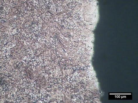 Micrografia (Ampliação: ~ 100x) A Ilustração 63 apresenta a fratura do corpo de prova 3 do aço SAE 1045 temperado em água e revenido a 140ºC.