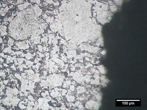 Micrografia (Ampliação: ~ 100x) A Ilustração 68 apresenta a fratura do corpo de prova 2 do aço SAE 1045 temperado em óleo e revenido a 100ºC.