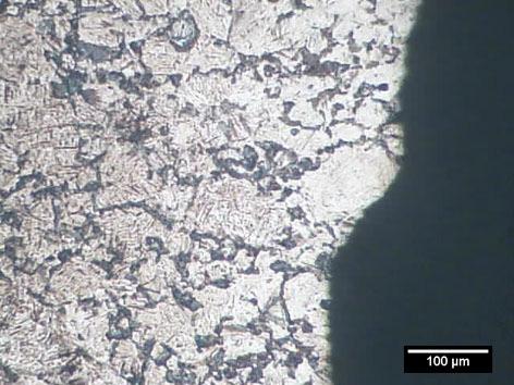 Micrografia (Ampliação: ~ 100x) A Ilustração 74 apresenta a fratura do corpo de prova 2 do aço SAE 1045 temperado em óleo e revenido a 180ºC.