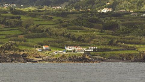 Figura 6 87 Farolim do Molhe sul do Porto da Horta visto de leste Nas baías abertas entre a Ponta da Espalamaca e a Ponta da Ribeirinha pode se fundear, em bons fundos de areia, desde que sejam