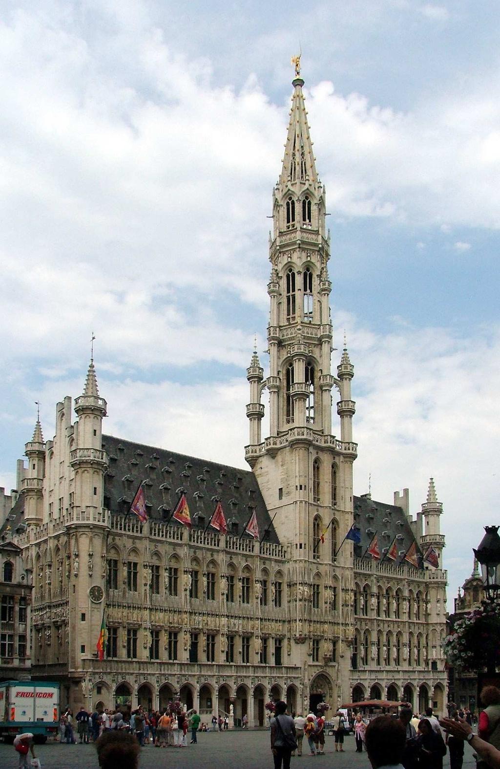 2.2- PREFEITURA DE BRUXELAS A Prefeitura de Bruxelas também conhecido por Hotel de Ville é um edifício medieval, de arquitectura gótica, situado na Grand Place.