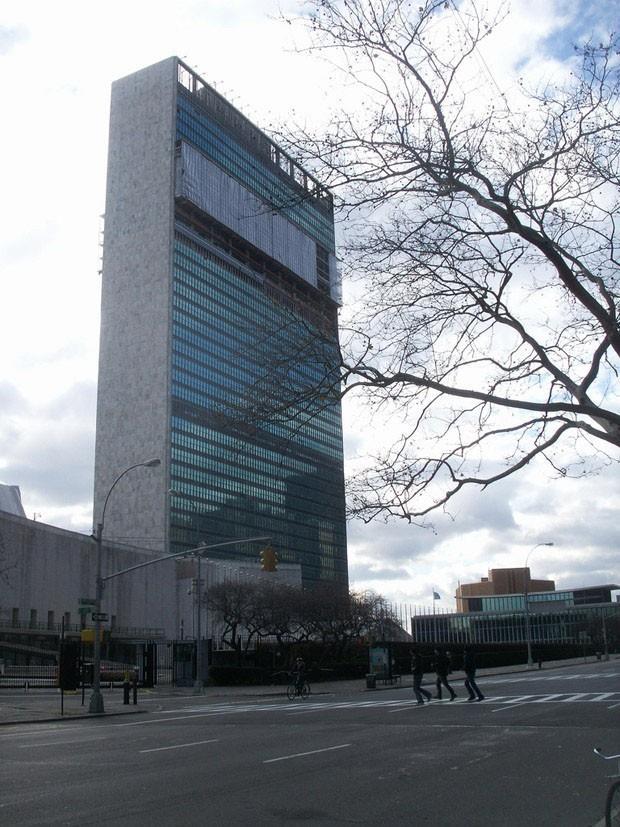 Obras Sede das Nações Unidas ONU, 1947, Nova York Uma comissão de dez arquitetos dirigida pelo norte-americano Wallace Harrison foi reunida para discutir e projetar a sede do mais importante órgão