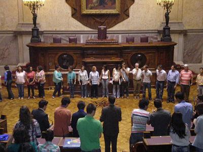 e a um breve momento de convívio entre compatriotas de diferentes regiões, os jovens deputados, jornalistas e professores deslocaram-se aos locais onde pernoitaram.