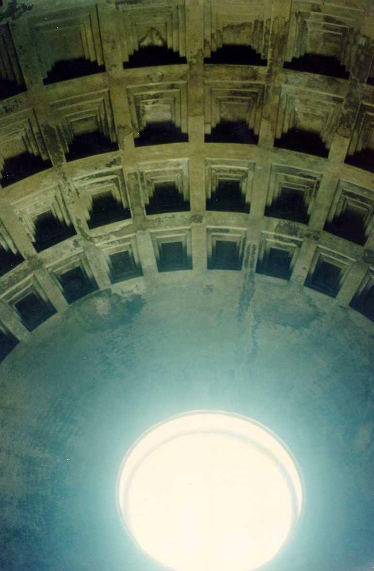 A B FIGURA 9 Exemplos arquitetônico do passado: 9A:Vaticano; 9B: Pantheon, Roma (Vianna & Gonçalves, 2001).