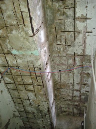 10 Foto 4 (E) e Foto 5 (D) Armadura exposta na área da arquibancada (teto da Lavanderia do