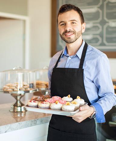 EMPREENDER EM ALIMENTOS E BEBIDAS 3 Quem trabalha ou deseja começar um negócio como microempreendedor individual está, por lei, assegurado como tal.