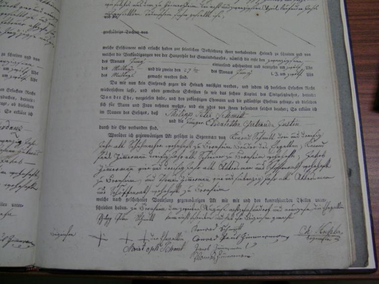 Detalhe do registro de casamento de Philipp Peter Schmitt e Elisabeth G. Justin, em 1819, Bornheim. Archiv der Verbandsgemeinde Alzey-Land, Alzey, Standesregister Bornheim, 1798-1875.