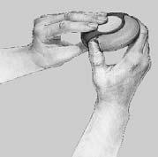 1. ABRIR: Para abrir o Diskus, segure-o com uma mão e coloque o polegar da outra mão no local de apoio respectivo. Empurre com o polegar deslocando-o tanto quanto possível até ouvir um estalido. 2.
