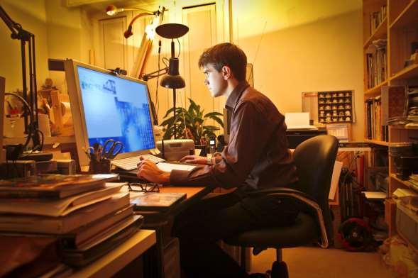 ATIVIDADES 1. Selecione a preposição correta de acordo com a imagem: Figura 4 A man in his office / Um homem em seu escritório Fonte: Ollyy/Shutterstock.