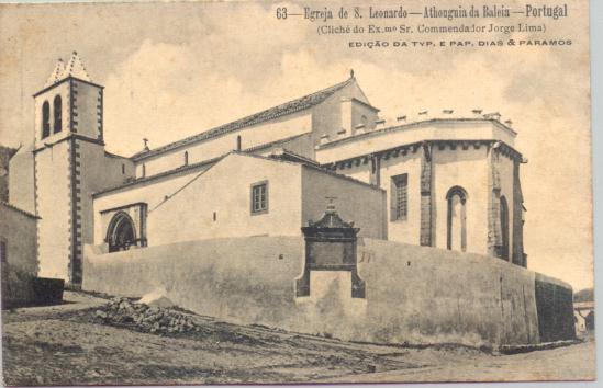 Templo cujas características se enquadram na transição do românico para o gótico, de planta de tipo mendicante, a sua frontaria é ladeada por uma original torre sineira encimada por duas pequenas