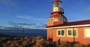 Aires / Calafate / Ushuaia; Punta Arenas / Santiago / Portugal em classe económica; 8 ou 10 noites nos hotéis seleccionados em regime de alojamento 3 noites no Navio Stella Australis, cabine A, em