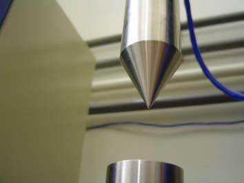 Figura 92 Disco de vidro-cerâmica Empress 2 nos dispositivos para ensaio flexural biaxial, usando a Máquina EMIC.