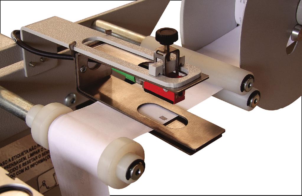 Informações Técnicas de Aplicação Ajuste do Sensor Para ajustar o sensor é necessário observar onde está o ponto referencial do sensor na fita utilizada.