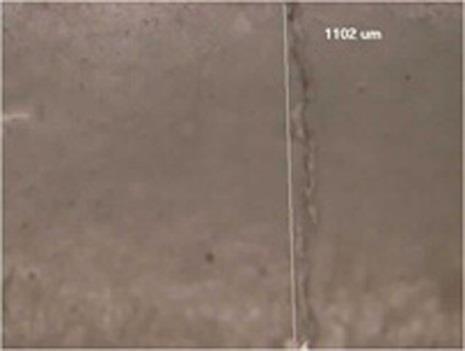 Figura 12 Trincas no 3º corpo de prova da série T2. Aumento de 200X (MEV).