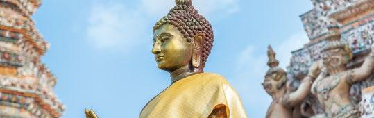 A visita se inicia no Wat Trimitr, o Templo do Buda de Ouro, com seus 5500 Kg de ouro puro; continuaremos para o Wat Po, o templo do Buda reclinado de 46 m, coberto com uma lâmina de ouro; e o Chedis