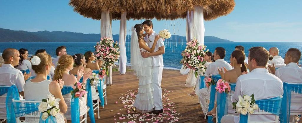 * Dreams of Love Wedding Package ; - Cerimônia simbólica*; - Coordenador de casamentos dedicado à cerimônia; - Preparação para o vestido da noiva e terno do noivo; - Um quarto separado para um dos